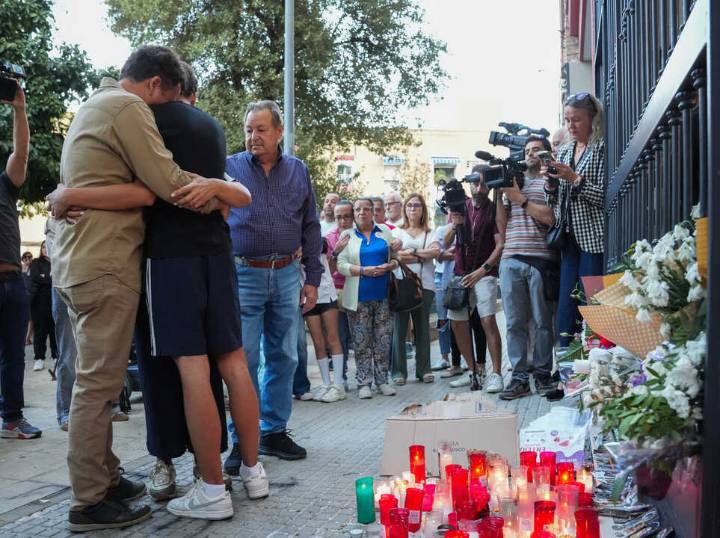 Indignación ante la casa de la niña que se suicidó por acoso escolar