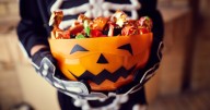 Cuántos chilenos celebran Halloween y qué es lo que más les gusta comer, según un estudio