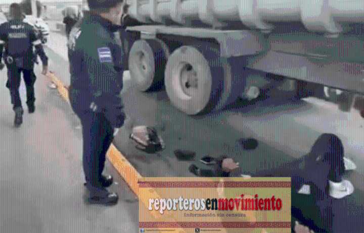 MOTOCICLISTA ESTUVO A PUNTO DE SER APLASTADO POR UN CAMIÓN EN ECATEPEC