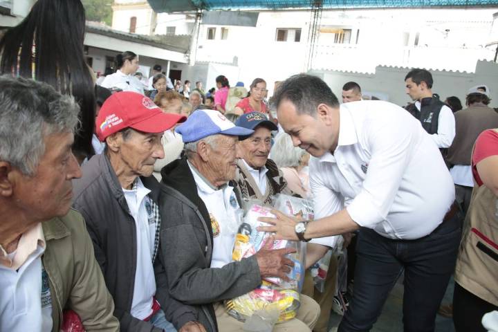 Gobernación entregó 420 kits para el bienestar de adultos mayores en Herrán, Norte de Santander