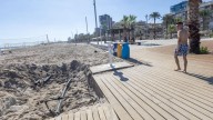 Un fallo en las obras del paseo de Niza deja secos los lavapiés de la playa de San Juan en Alicante