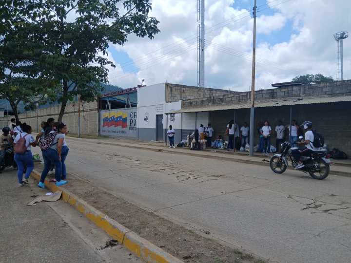 Familiares de privados de libertad de la 26 de Julio denuncian que no puedan ingresar alimentos