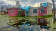 Viven bajo aguas negras y olores nauseabundos en Tianguistenco