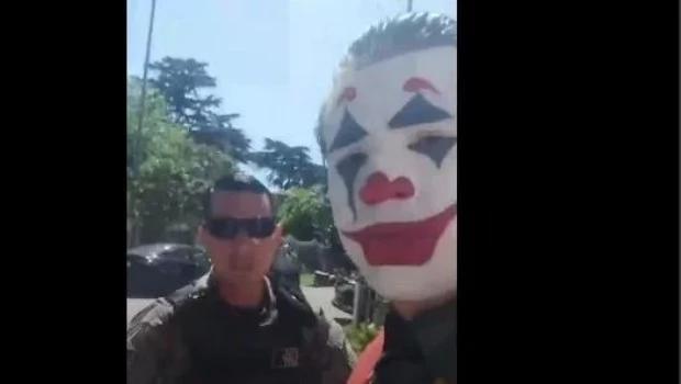 Un hombre quiso votar disfrazado del Joker y como no lo dejaron se fue
