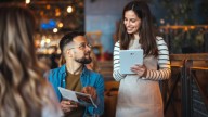 Cambian los restaurantes en Nueva York: por una nueva norma, deberán dar esta información a los clientes