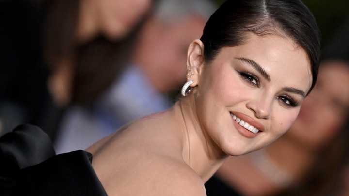 Selena Gómez apuesta por las uñas café con el diseño ‘toasted chestnut’ el manicure de otoño que todas queremos