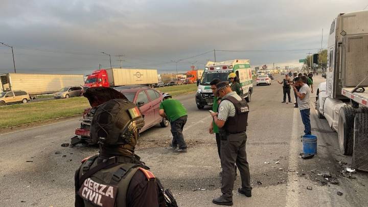 Tráiler impacta a tres vehículos y causa tráfico intenso en la autopista a Laredo