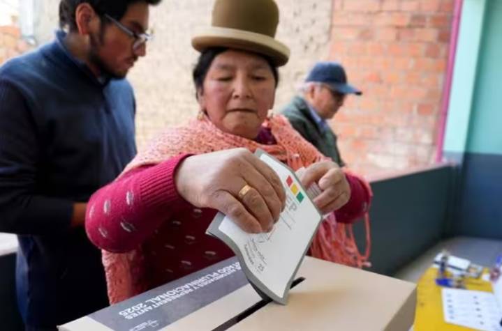 Una Bolivia en crisis pone rumbo hacia la derecha en una segunda vuelta electoral sin el MAS 20 años después