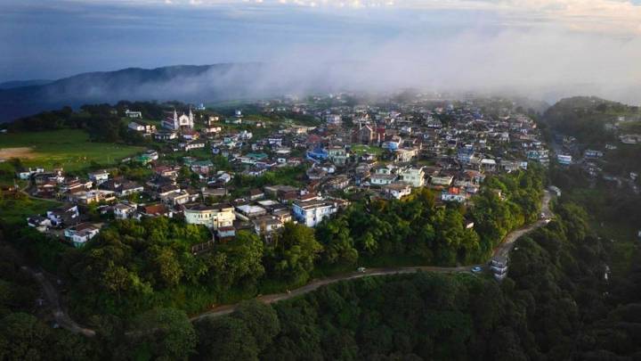 El pueblo más lluvioso y húmedo del planeta Tierra: interactúan con la lluvia creando puentes vivos