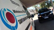 Buscan al conductor de un auto que huyó tras embestir a una mujer y a sus dos hijos