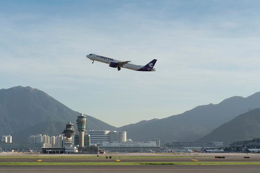 Derrapa avión de carga en pista en Hong Kong y cae al mar; mueren dos personas