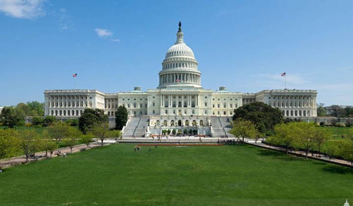 Man crashes car into White House security gate, taken into custody