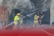 Controlan incendio en fábrica de colchones en Ecatepec