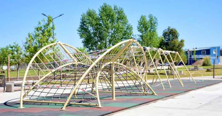 Las millonarias plazas temáticas están en plena instalación en el centro y los barrios de Neuquén