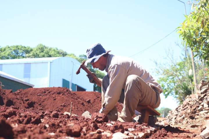 Importantes frentes de Obra en Bella Vista: Entubado, cordón cuneta y mantenimiento de caminos