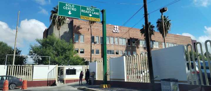 Protesta de “brazos caídos” en SAT por incumplimiento salarial