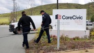 Detenciones de inmigrantes del Gobierno Trump llenan los bolsillos de cárceles privadas