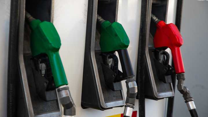 Bajan las bencinas de 93 y 97 octanos: Revisa el nuevo precio de los combustibles para este fin de semana largo