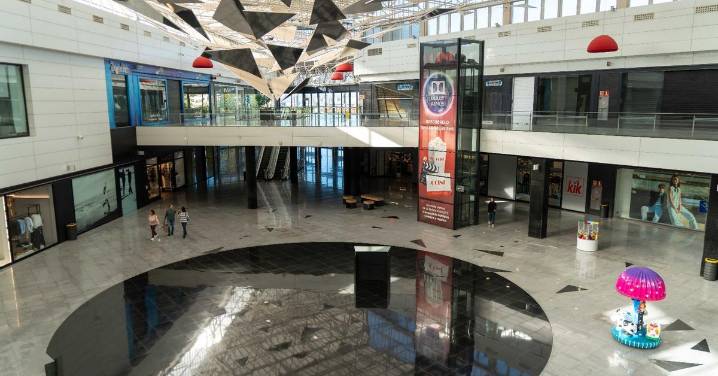 El Serrallo espera el 'efecto Nevada' para despegar: persianas echadas y la restauración como reclamo