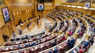 La mesa del Senado va a aprobar hoy que las dietas que se pagaban en metálico a senadores y funcionarios se abonen con transferencia bancaria
