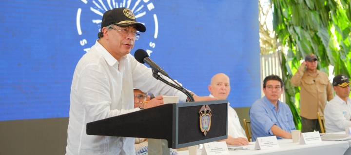Misiles de EE.UU. caen sobre lanchas colombianas y de pescadores: Petro