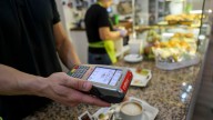 La caída de la nube de Amazon paraliza los pagos en España causando fallos en datáfonos, cajeros y Bizum