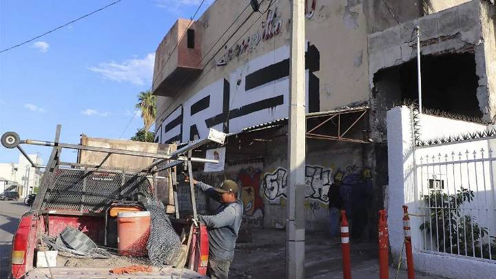 Inicia el derrumbe del histórico Cinema 70 en Hermosillo tras años de abandono