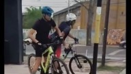 Ciclistas rompieron un molinete de un parador del Metrotranvía y fueron escrachados en un video