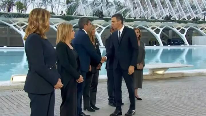 Así fue el momento del frío saludo entre Mazón y Sánchez al inicio del Funeral de Estado por las víctimas de la DANA