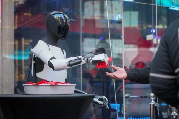 ¡Truco o trato! Da dulces robot de Tesla