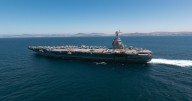 El portaaviones nuclear más grande del mundo hace escala por primera vez en España mientras Podemos exige su retirada
