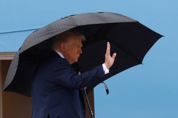 Trump warns Russia he may send Ukraine long-range Tomahawks if Moscow doesn't settle war soon