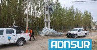 Temporal de viento en Comodoro: un techo dejó sin luz a un barrio y un tanque de agua terminó en la ruta