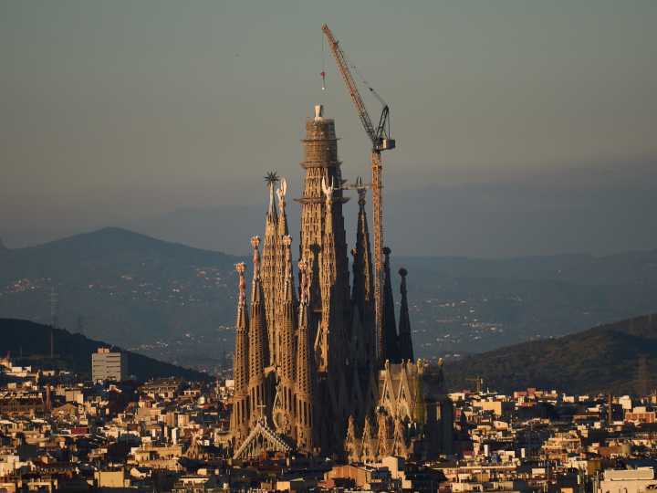 La Sagrada Familia ya es la iglesia más alta del mundo, pero ¿es una obra maestra o un monumento kitsch?