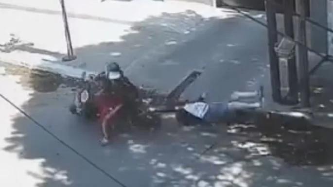 Violento video: Una monja fue arrastrada por un motochoro y la dejó tendida en la calle