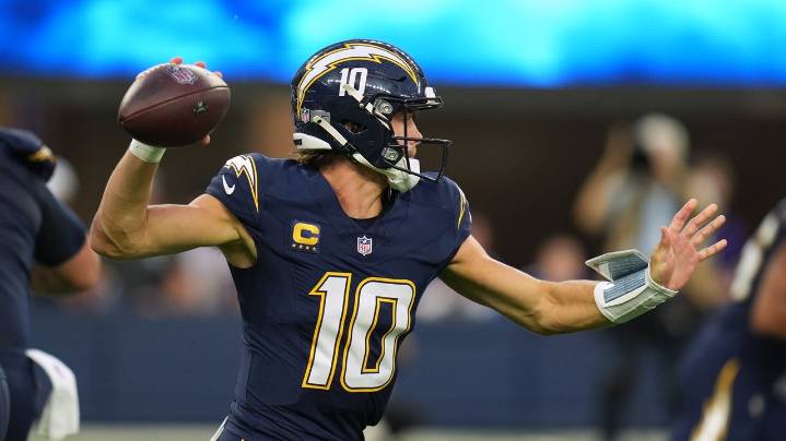 Chargers' Justin Herbert sets NFL completion record through 6 seasons