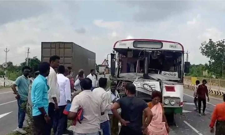 Eight injured after a lorry and bus collides in Palnadu