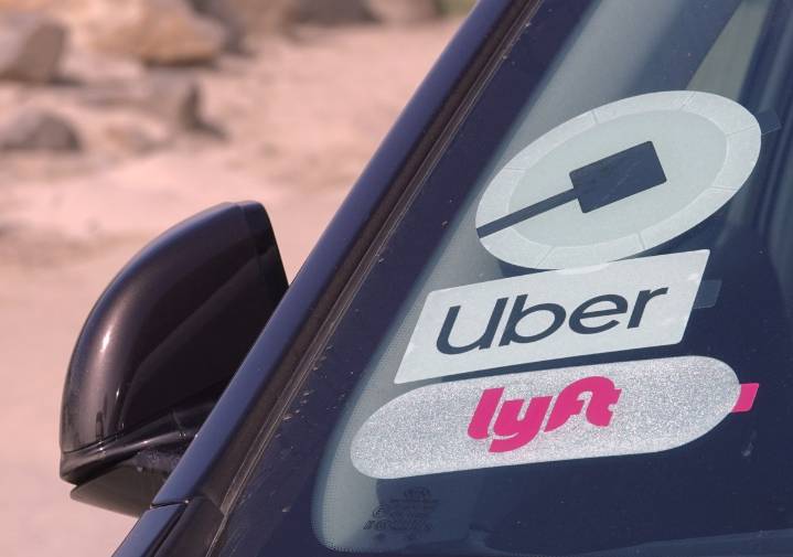 Conductores de Uber y Lyft denuncian despidos sin aviso ni derecho a defensa en Nueva York