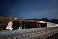 Tractocamión vuelca sobre la carretera libre Saltillo–Monterrey; el conductor resultó ileso