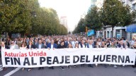 Miles de asturianos se manifiestan por el fin del peaje del Huerna