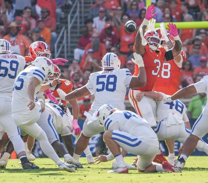 Deadspin | SMU stays perfect in ACC with win over Clemson