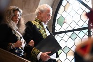 París rinde homenaje al escritor Mario Vargas Llosa, un "hombre excepcional"