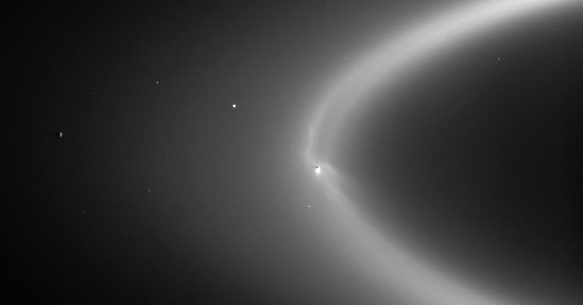 Encélado, la luna de Saturno que alberga bajo su océano helado los ingredientes de la vida