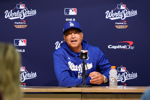El manager de los Dodgers Dave Roberts tuvo un retraso de vuelo al regresar de Toronto