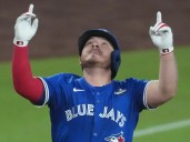 Kirk empató marca jonronera para receptores en playoffs