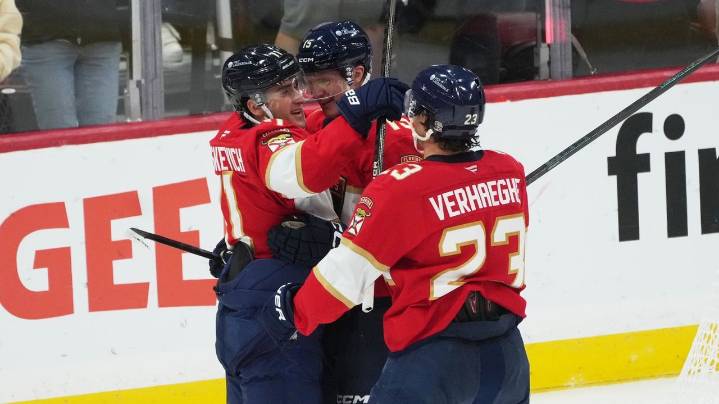 Panthers beat Senators to remain unbeaten, roll to 6-2 victory for 3