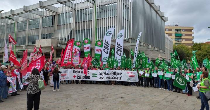 Los sindicatos se concentran en Córdoba contra el ministro Óscar López: "o se sienta a negociar o tendrá huelga general"