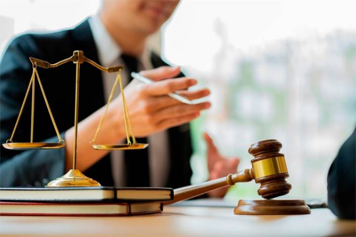 Inician sumario a abogado por ausencias injustificadas y cobro indebido de sueldos