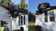 Coche se incrusta en el techo de una casa en un accidente surrealista (FOTOS)