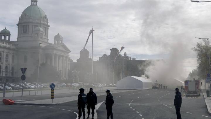 El presidente serbio califica de "atentado terrorista" y culpa a la oposición de un tiroteo frente al Parlamento del país
